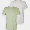 Mennace ESSENTIAL REGULAR 2 PACK UNISEX - Print T-shirt - Khaki 2 Mennace ESSENTIAL REGULAR 2 PACK UNISEX - Print T-shirt - Khaki -Mennace Shop Online 05a7b044b60649168ffe77fafbd2cba5