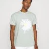 Mennace SUNDAZE DAISY REGULAR UNISEX - Print T-shirt - Green 2 Mennace SUNDAZE DAISY REGULAR UNISEX - Print T-shirt - Green -Mennace Shop Online 09e0a696966c469db1b97346201078de