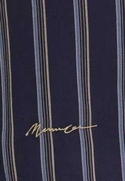 Mennace FINE PREPPY STRIPE PULL ON UNISEX - Shorts - Navy 7 Mennace FINE PREPPY STRIPE PULL ON UNISEX - Shorts - Navy -Mennace Shop Online 14b9e50739214e569ba85ddeec6466d0