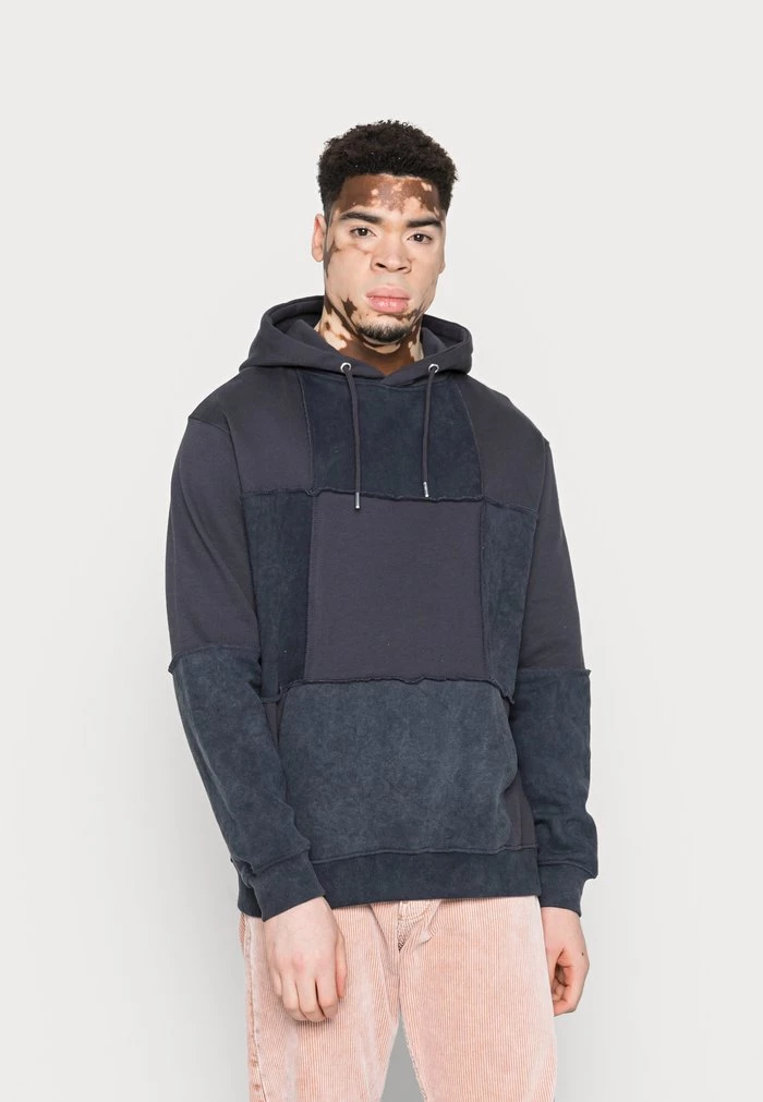 Mennace EXPOSED SEAM PATCHWORK HOODIE UNISEX - Hoodie - Blue 3 Mennace EXPOSED SEAM PATCHWORK HOODIE UNISEX - Hoodie - Blue