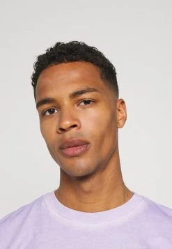 Mennace ON THE RUN TAB REGULAR - Print T-shirt - Lilac 11 Mennace ON THE RUN TAB REGULAR - Print T-shirt - Lilac -Mennace Shop Online 25fe46430f0645acae1abd338aaa3337