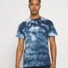Mennace BREEZE TIE DYE REGULAR UNISEX - Print T-shirt - Navy 1 Mennace BREEZE TIE DYE REGULAR UNISEX - Print T-shirt - Navy -Mennace Shop Online 6c3bb8f2d5434c8ca547e4bcaaebe3c3