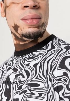 MENNACE UNISEX WAVY PRINT - Print T-shirt - Multi -Mennace Shop Online 6c5f62ff421443308fcfa88f0032f86d