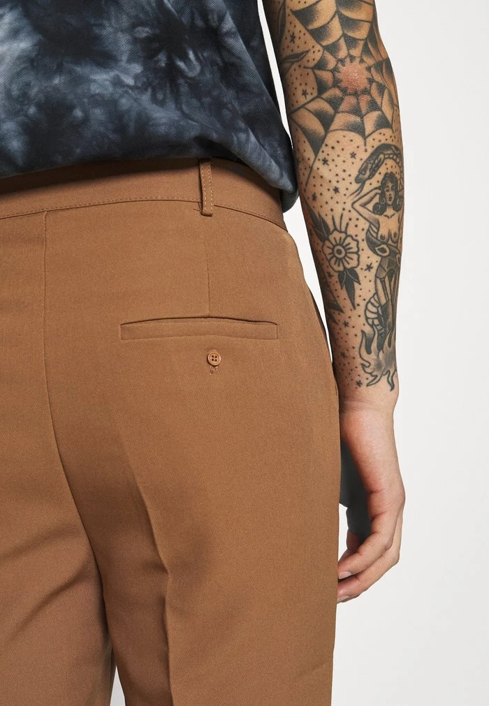 Mennace AFTERMATH TAPERED SUIT TROUSER - Chinos - Light Brown 7 Mennace AFTERMATH TAPERED SUIT TROUSER - Chinos - Light Brown - Image 5