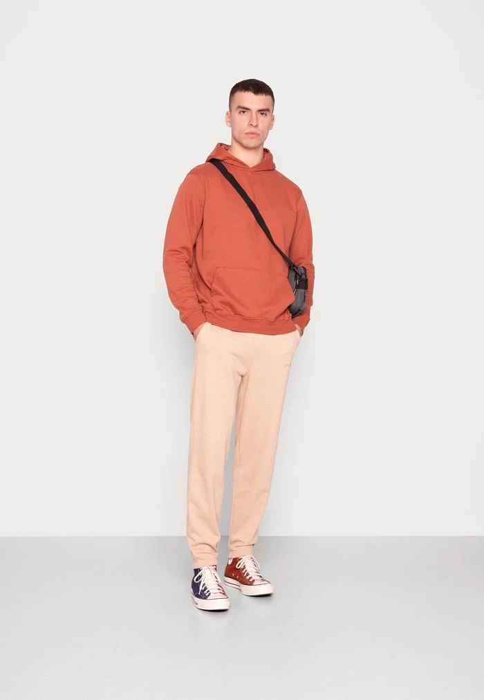 MENNACE ESSENTIAL REGULAR JOGGER UNISEX - Tracksuit Bottoms - Light Brown 4 MENNACE ESSENTIAL REGULAR JOGGER UNISEX - Tracksuit Bottoms - Light Brown - Image 2