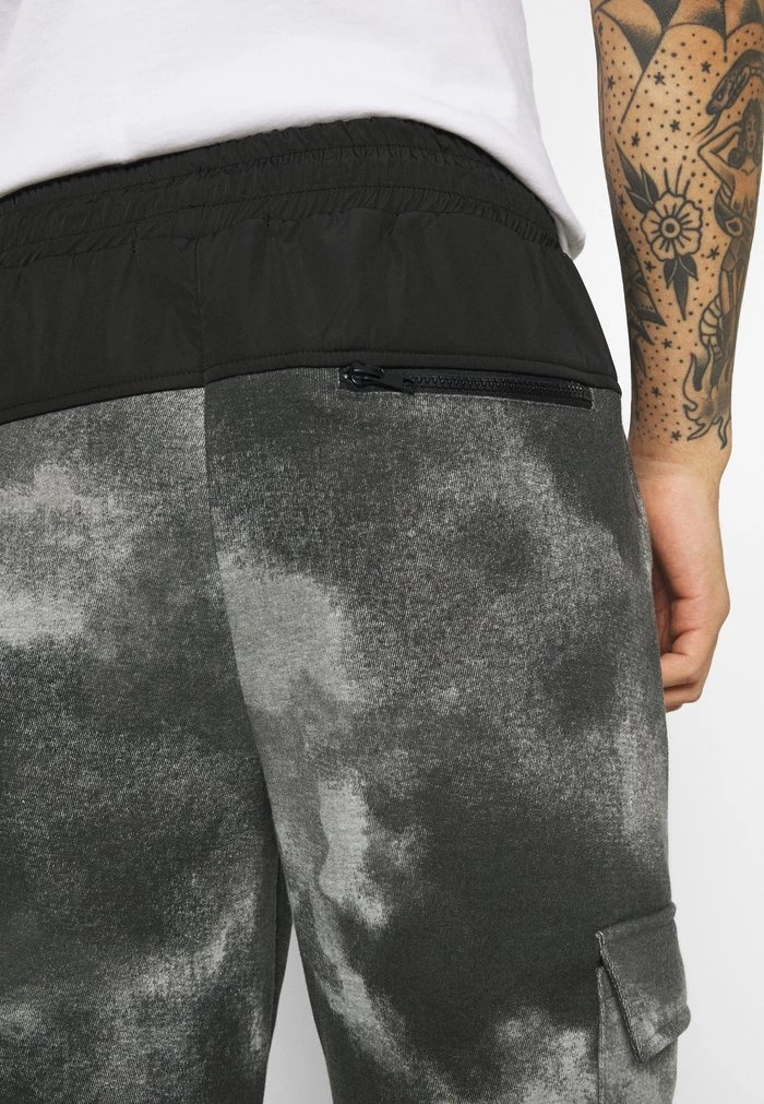 Mennace TIE DYE TEXTURE MIX - Tracksuit Bottoms - Charcoal 8 Mennace TIE DYE TEXTURE MIX - Tracksuit Bottoms - Charcoal - Image 6