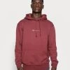 Mennace ESSENTIAL SIG HOODIE UNISEX - Hoodie - Burgundy 1 Mennace ESSENTIAL SIG HOODIE UNISEX - Hoodie - Burgundy -Mennace Shop Online 85664ef18ecb48c39188f01c5a51612b