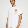 Mennace SUNDAZE BOULEVARD - Print T-shirt - White -Mennace Shop Online 9a2b39997e3f4363adb7e978120949bf