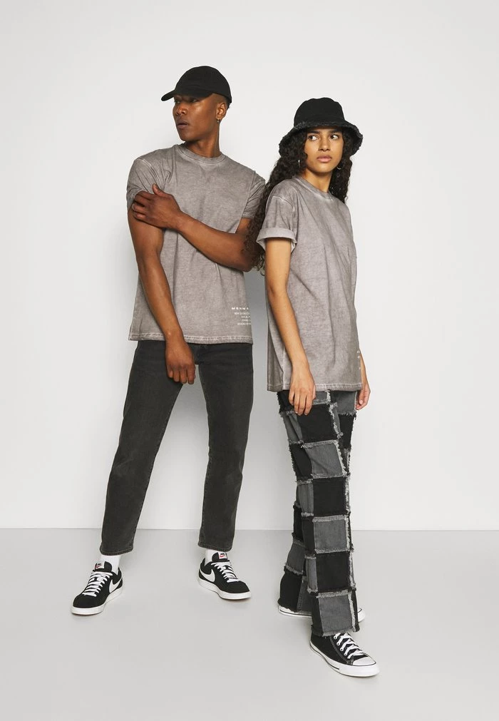 Mennace ON THE RUN PIGMENT DYE UNISEX - Print T-shirt - Dark Grey 4 Mennace ON THE RUN PIGMENT DYE UNISEX - Print T-shirt - Dark Grey - Image 2