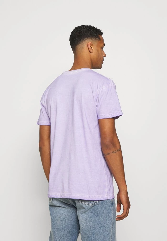 Mennace ON THE RUN TAB REGULAR - Print T-shirt - Lilac 5 Mennace ON THE RUN TAB REGULAR - Print T-shirt - Lilac - Image 3