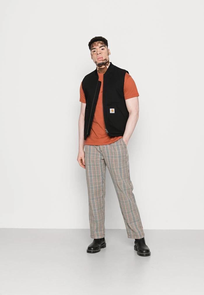 MENNACE UNISEX ESSENTIAL REGULAR - Basic T-shirt - Burnt Orange 4 MENNACE UNISEX ESSENTIAL REGULAR - Basic T-shirt - Burnt Orange - Image 2