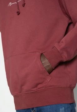 Mennace ESSENTIAL SIG HOODIE UNISEX - Hoodie - Burgundy -Mennace Shop Online e3eebe4ede644b32902592d4f2dbdbe8