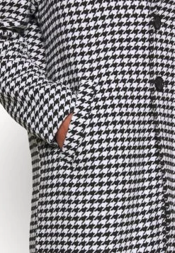 Mennace HENNESSEY HOUNDSTOOTH COAT - Classic Coat - White 15 Mennace HENNESSEY HOUNDSTOOTH COAT - Classic Coat - White -Mennace Shop Online e5a87fa41d094b77af0f320865d63b45