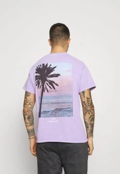 Mennace NEW PARADISE REGULAR - Print T-shirt - Purple