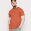 MENNACE UNISEX ESSENTIAL REGULAR - Basic T-shirt - Burnt Orange 1 MENNACE UNISEX ESSENTIAL REGULAR - Basic T-shirt - Burnt Orange -Mennace Shop Online e836368f74bc4ef583ed08609bbda514