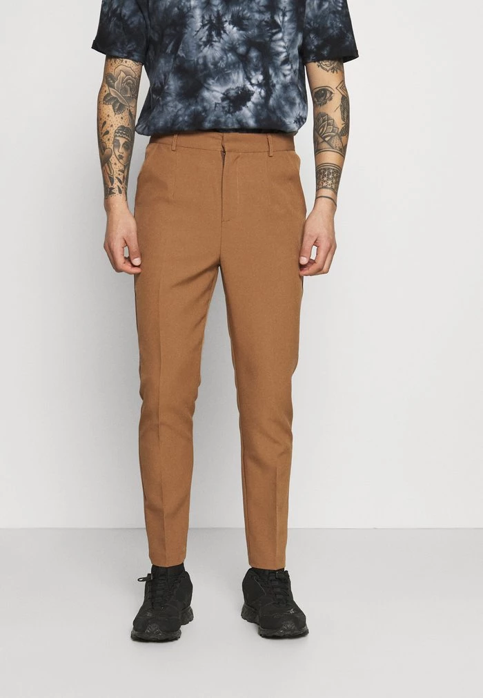 Mennace AFTERMATH TAPERED SUIT TROUSER - Chinos - Light Brown 3 Mennace AFTERMATH TAPERED SUIT TROUSER - Chinos - Light Brown