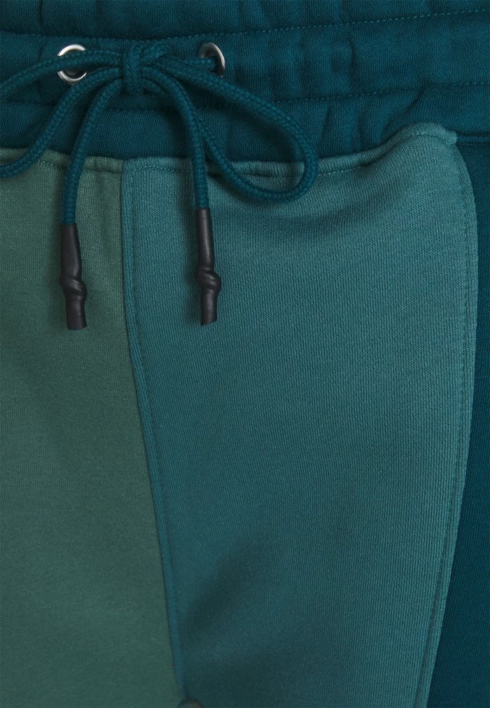 Mennace PATCHWORK JOGGER - Tracksuit Bottoms - Green 6 Mennace PATCHWORK JOGGER - Tracksuit Bottoms - Green - Image 4